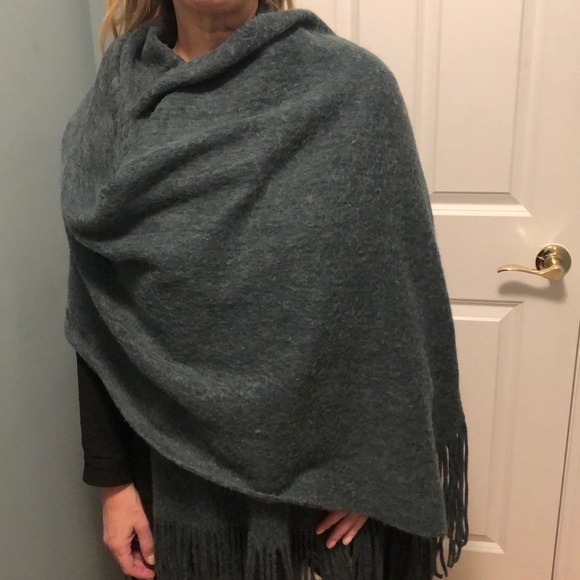 Free People Accessories - Gorgeous Free People Wrap